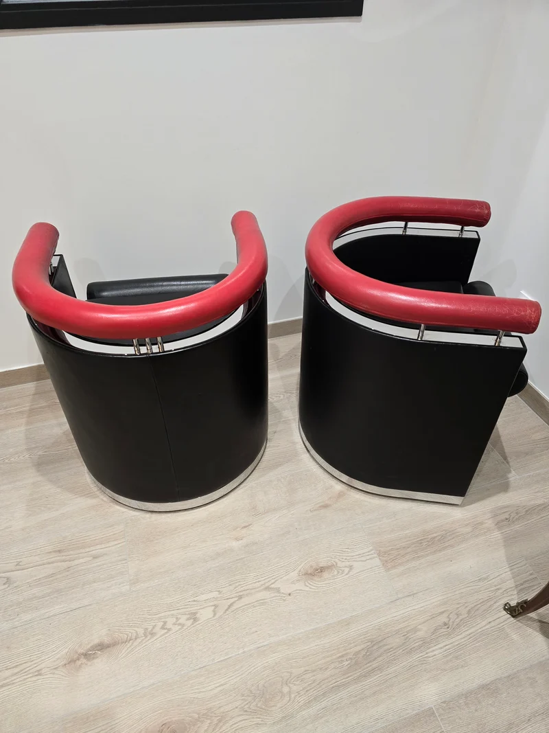 Rare paire de fauteuils design – Cuir noir & rouge – Chrome – Années 80/90