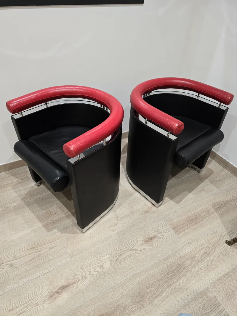 Rare paire de fauteuils design – Cuir noir & rouge – Chrome – Années 80/90