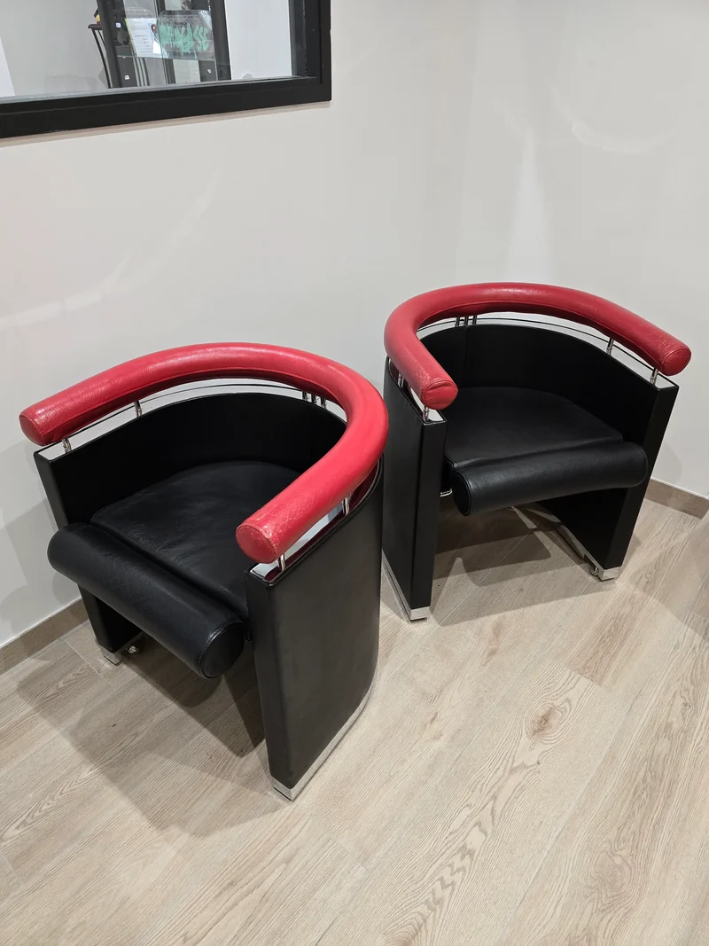Rare paire de fauteuils design – Cuir noir & rouge – Chrome – Années 80/90