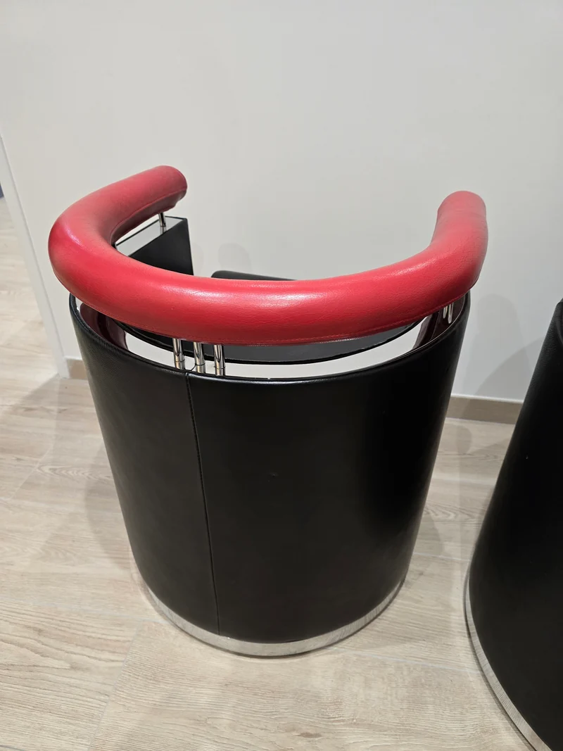 Rare paire de fauteuils design – Cuir noir & rouge – Chrome – Années 80/90