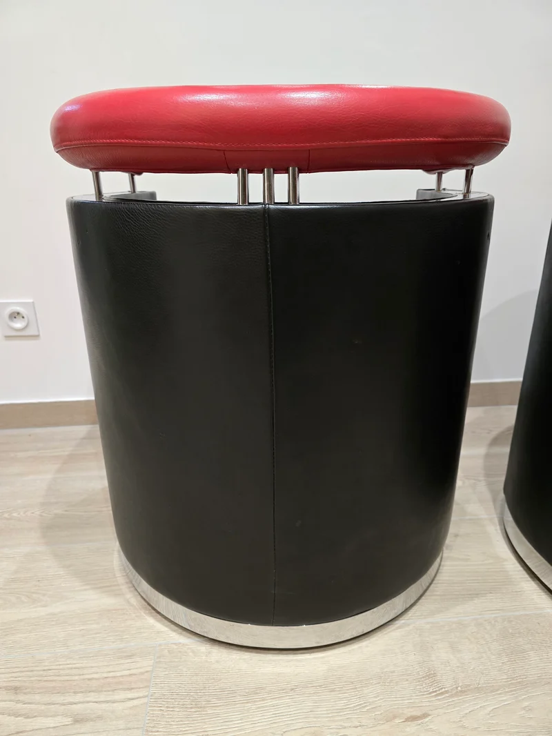 Rare paire de fauteuils design – Cuir noir & rouge – Chrome – Années 80/90