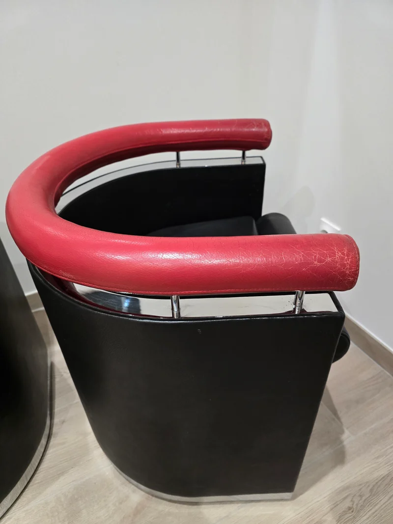 Rare paire de fauteuils design – Cuir noir & rouge – Chrome – Années 80/90