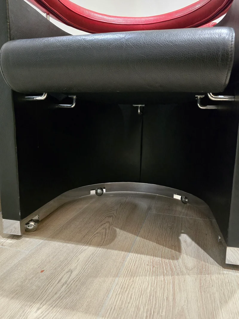Rare paire de fauteuils design – Cuir noir & rouge – Chrome – Années 80/90