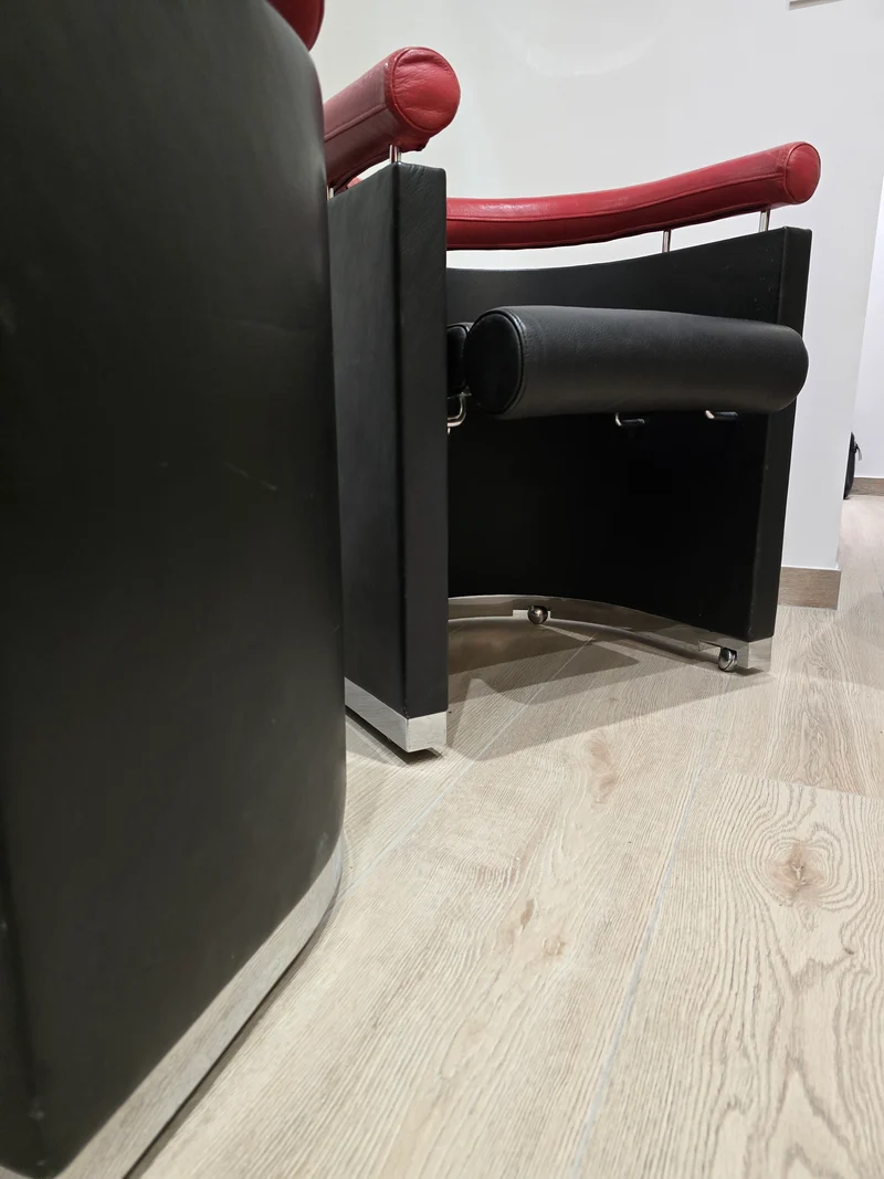 Rare paire de fauteuils design – Cuir noir & rouge – Chrome – Années 80/90