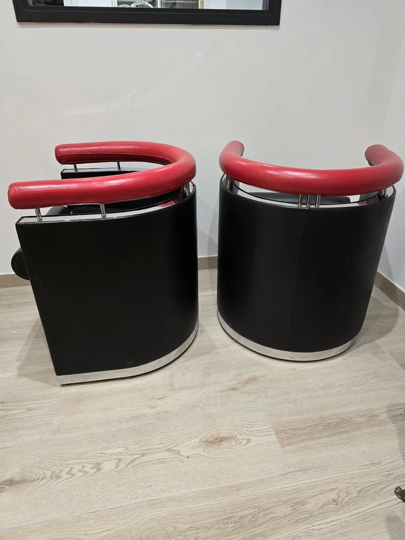 Rare paire de fauteuils design – Cuir noir & rouge – Chrome – Années 80/90