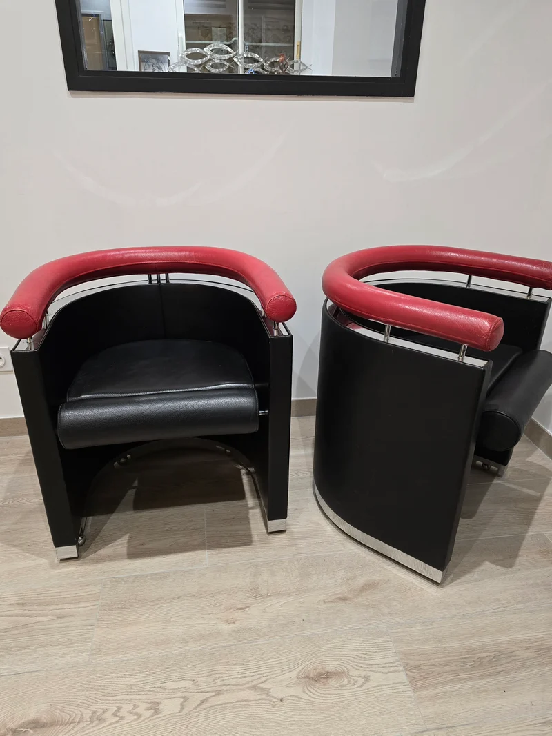 Rare paire de fauteuils design – Cuir noir & rouge – Chrome – Années 80/90