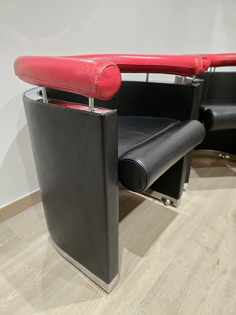 Rare paire de fauteuils design – Cuir noir & rouge – Chrome – Années 80/90