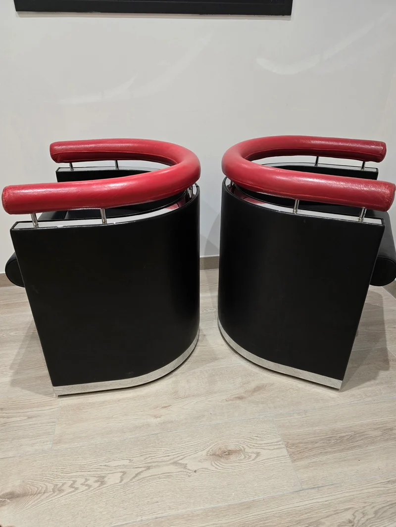 Rare paire de fauteuils design – Cuir noir & rouge – Chrome – Années 80/90