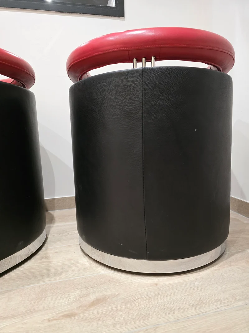 Rare paire de fauteuils design – Cuir noir & rouge – Chrome – Années 80/90