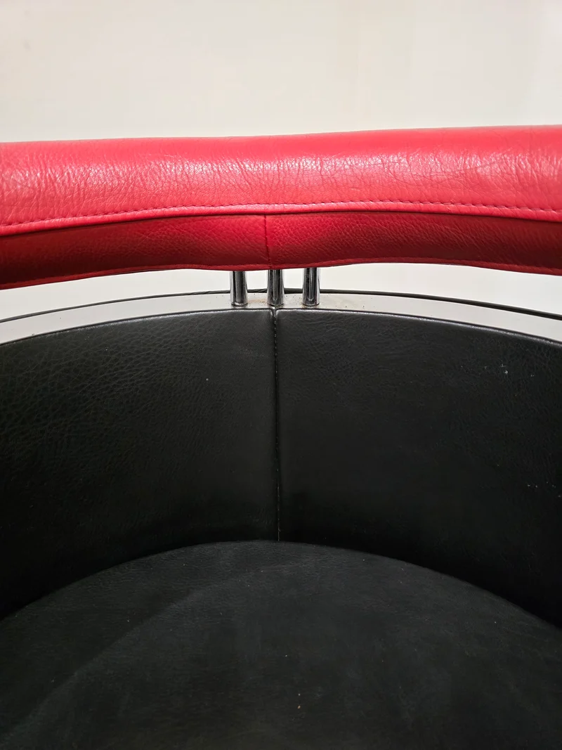 Rare paire de fauteuils design – Cuir noir & rouge – Chrome – Années 80/90