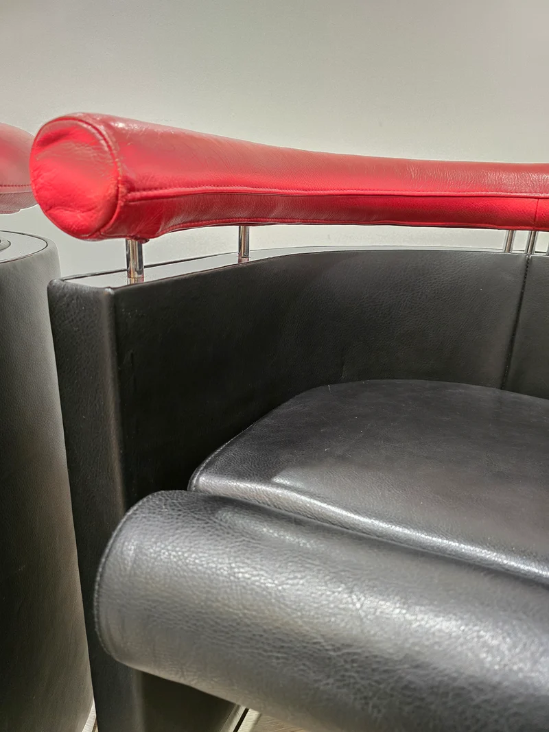 Rare paire de fauteuils design – Cuir noir & rouge – Chrome – Années 80/90