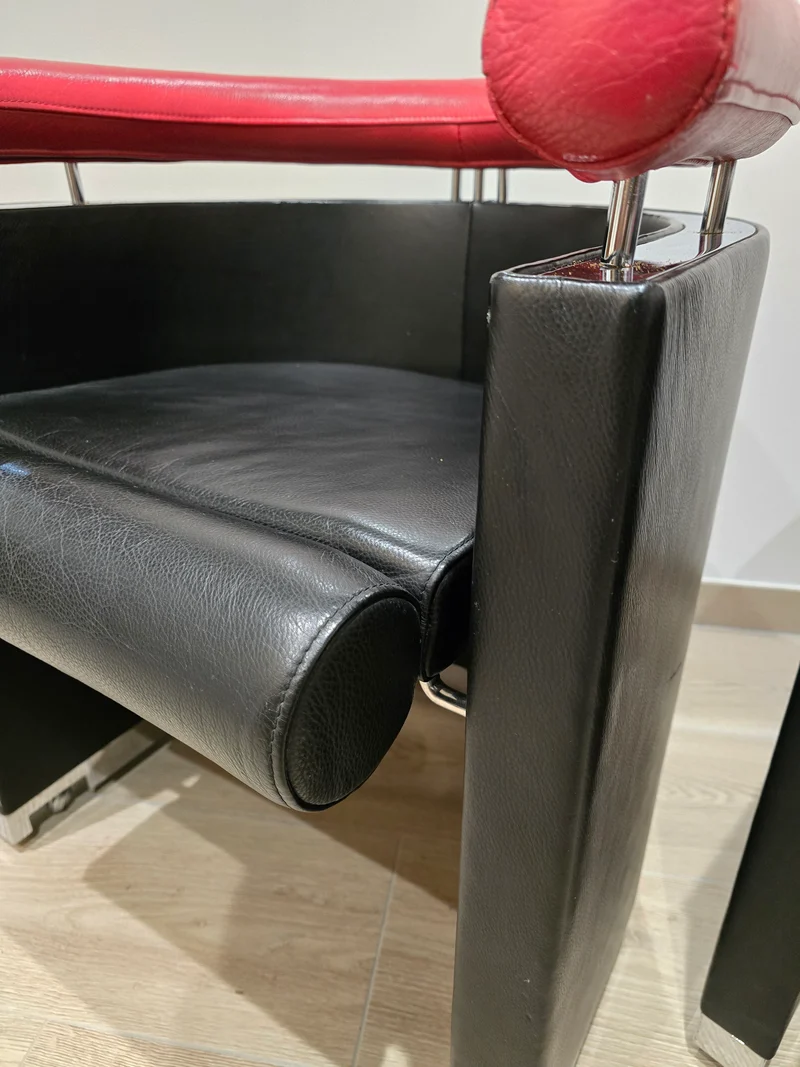 Rare paire de fauteuils design – Cuir noir & rouge – Chrome – Années 80/90