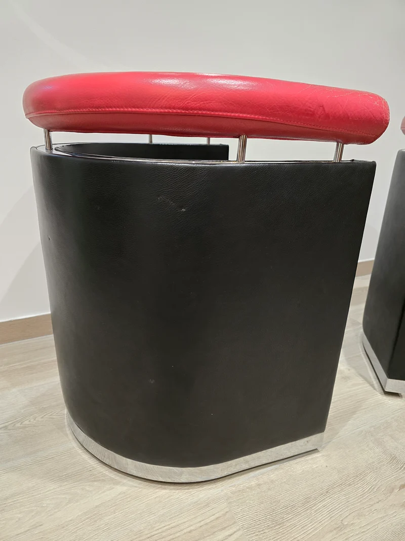Rare paire de fauteuils design – Cuir noir & rouge – Chrome – Années 80/90