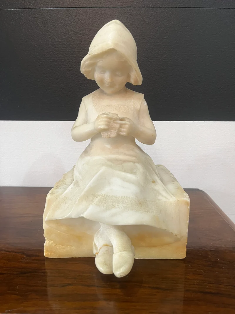 Statuette en albâtre jeune travailleuse < an 1900