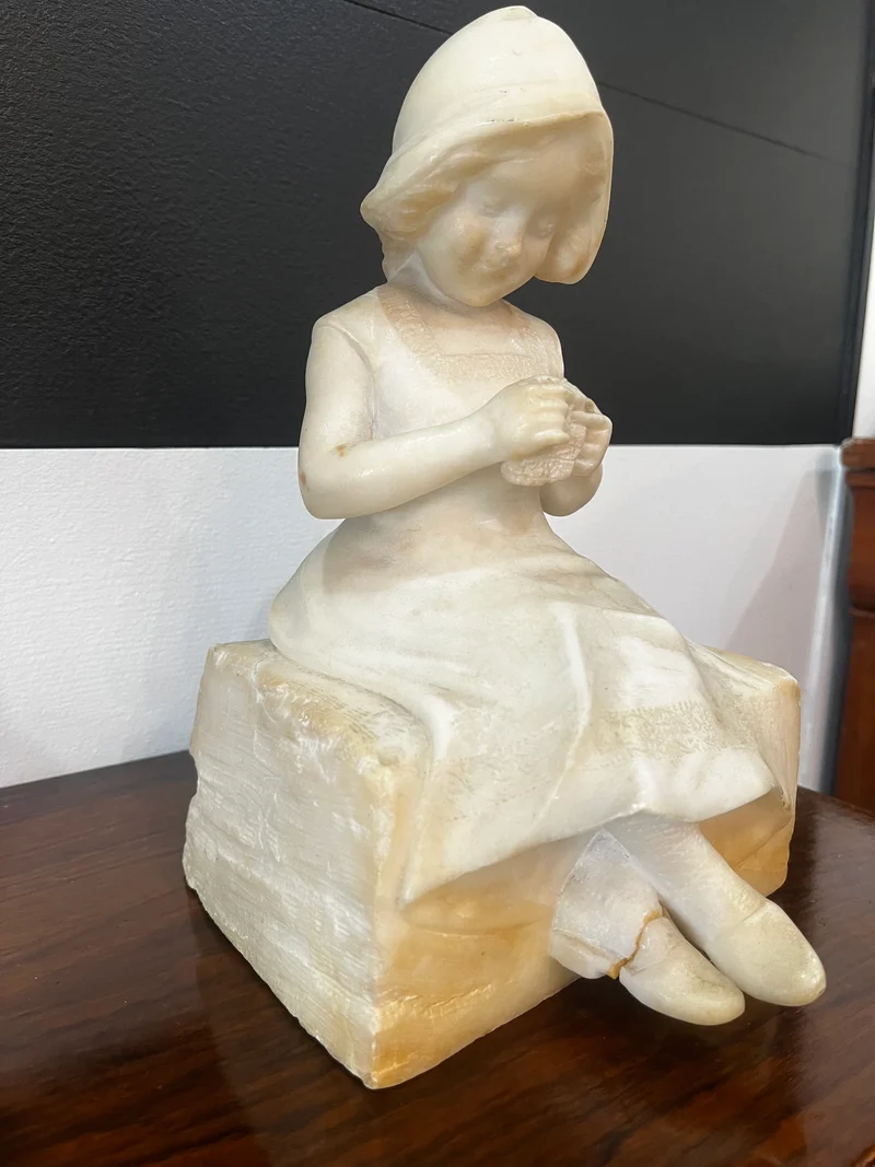 Statuette en albâtre jeune travailleuse < an 1900