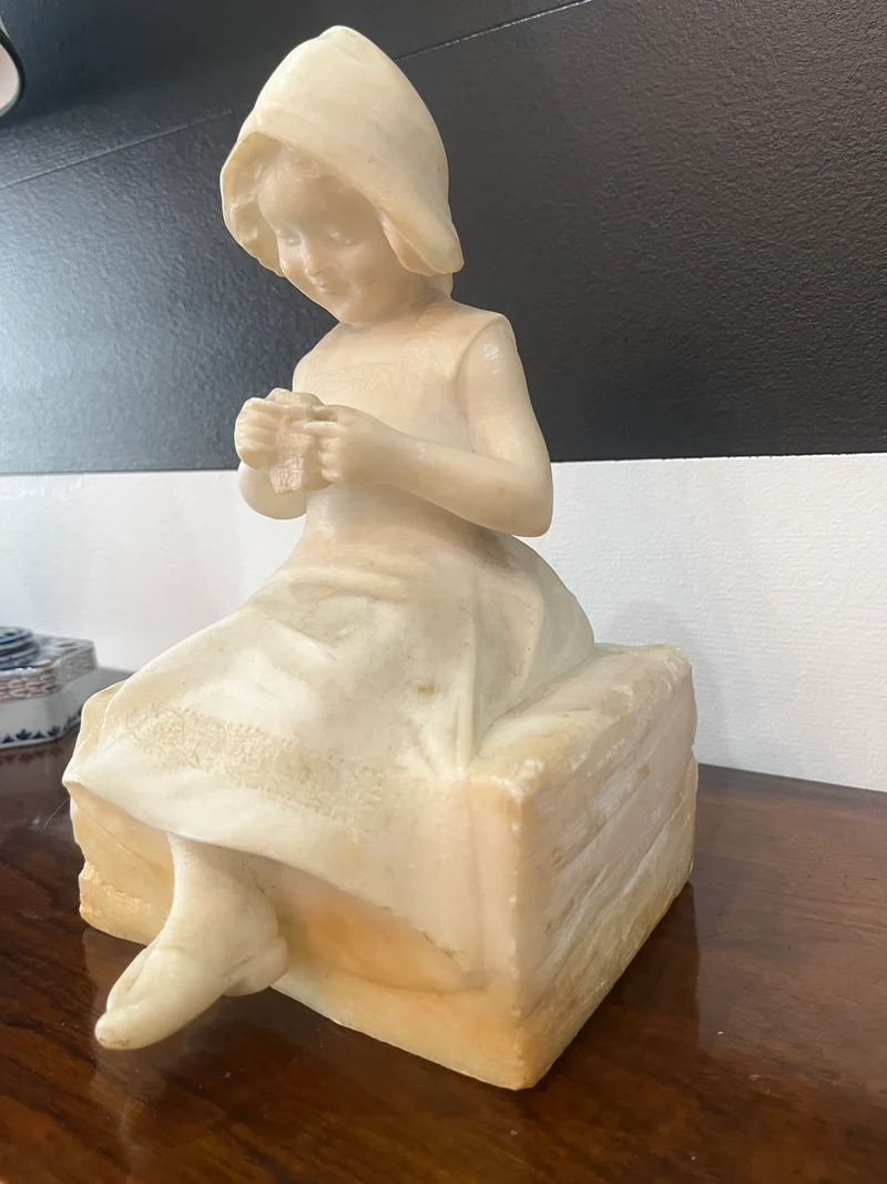 Statuette en albâtre jeune travailleuse < an 1900