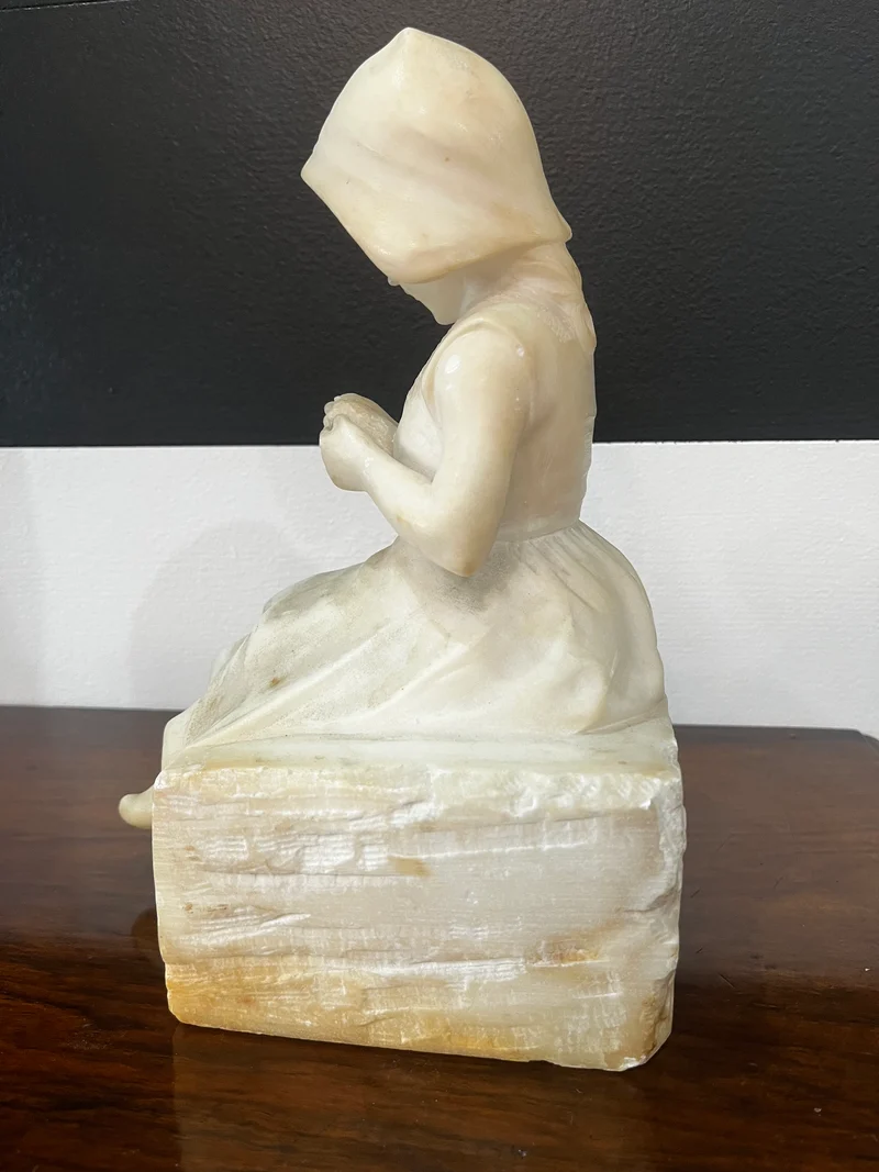 Statuette en albâtre jeune travailleuse < an 1900