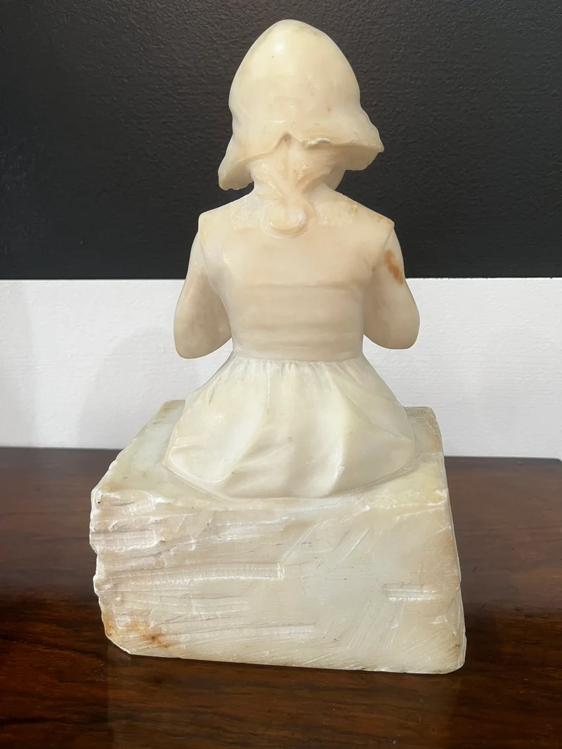 Statuette en albâtre jeune travailleuse < an 1900