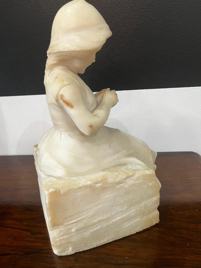 Statuette en albâtre jeune travailleuse < an 1900