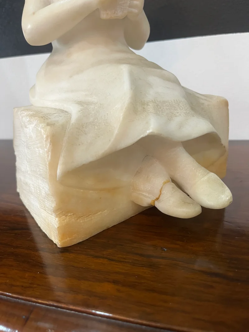 Statuette en albâtre jeune travailleuse < an 1900