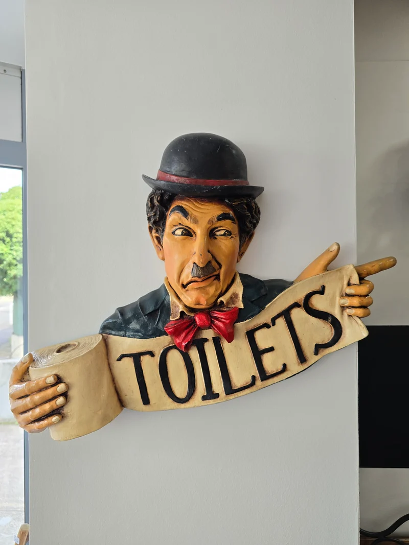 Plaque de toilette Charlie chapline vintage en résine