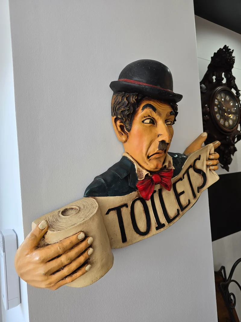 Plaque de toilette Charlie chapline vintage en résine