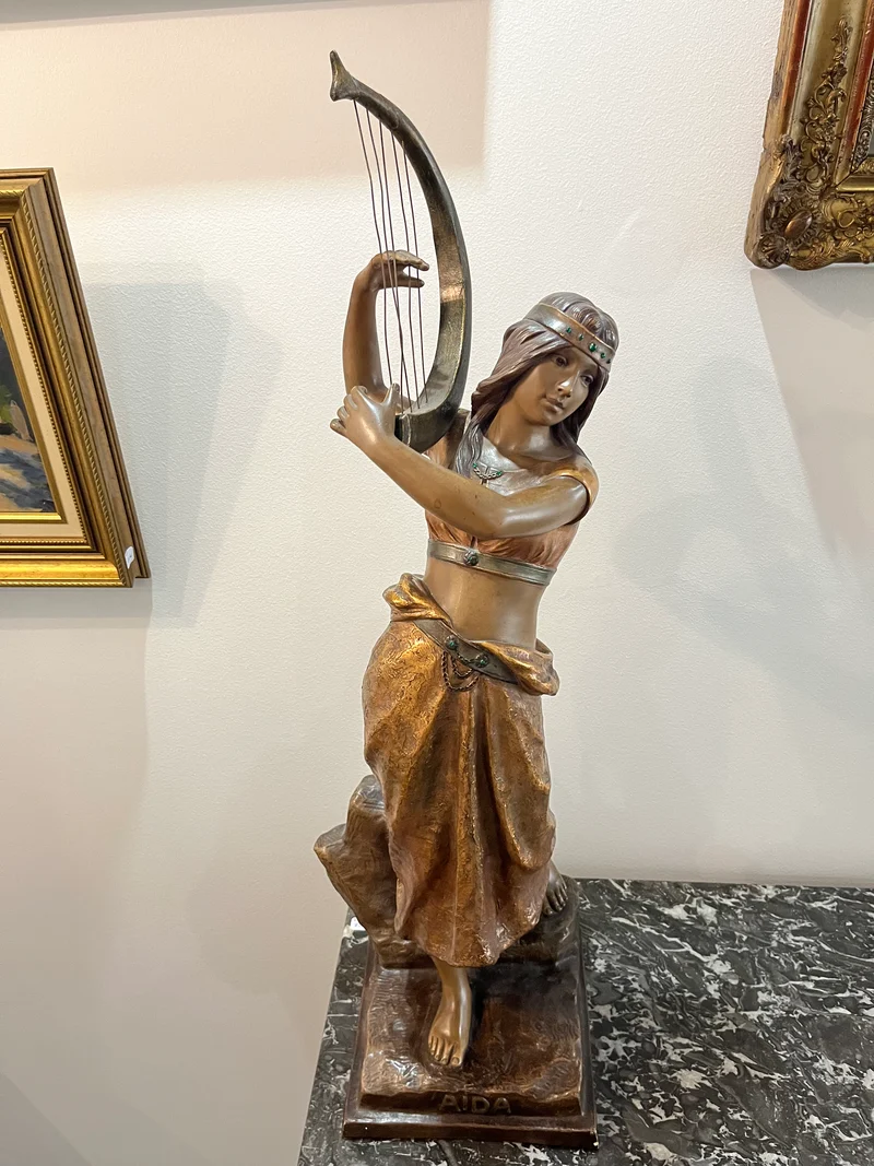 Statue Aida