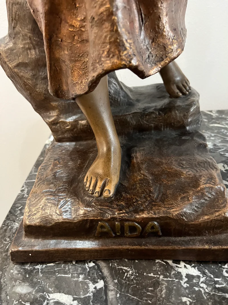 Statue Aida