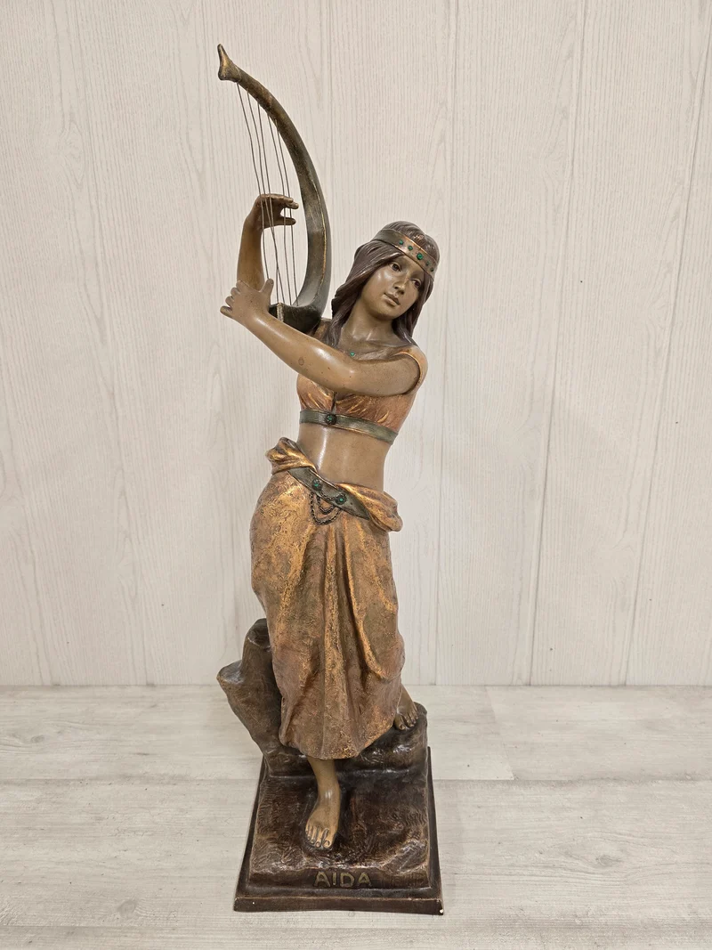 Statue Aida