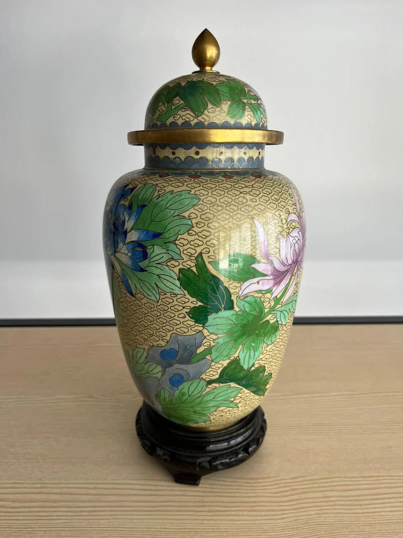 Vase chinois cloisonné à couvercle sur socle