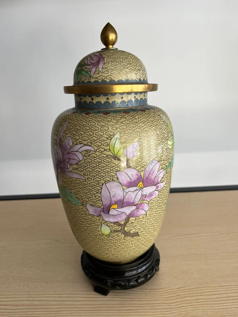 Vase chinois cloisonné à couvercle sur socle