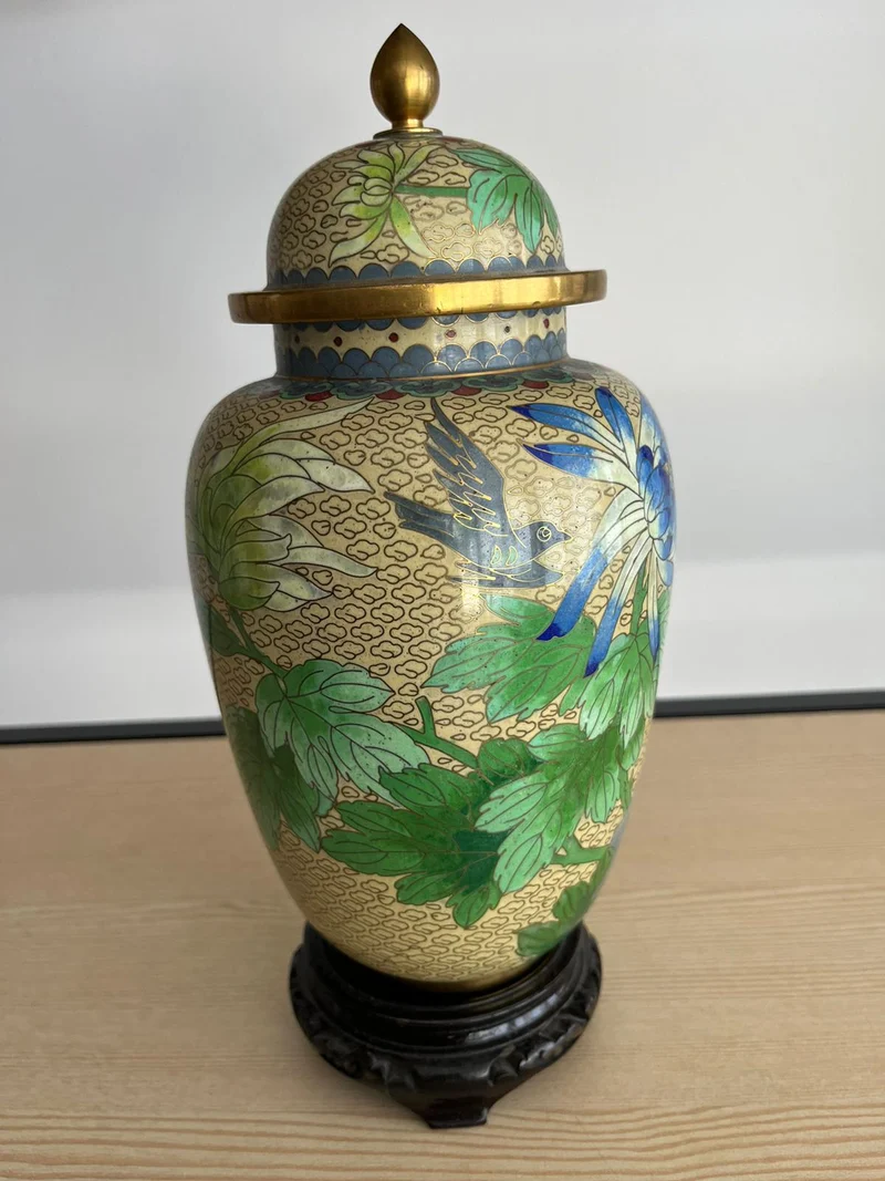 Vase chinois cloisonné à couvercle sur socle
