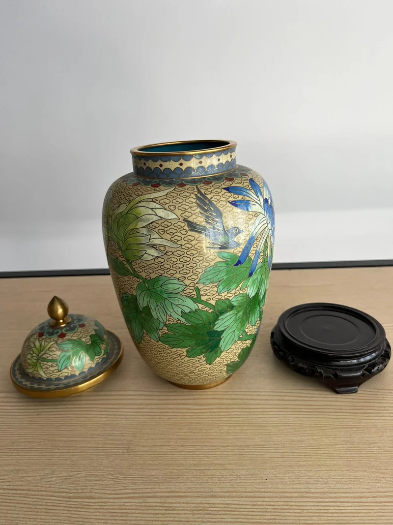 Vase chinois cloisonné à couvercle sur socle