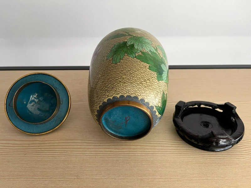 Vase chinois cloisonné à couvercle sur socle