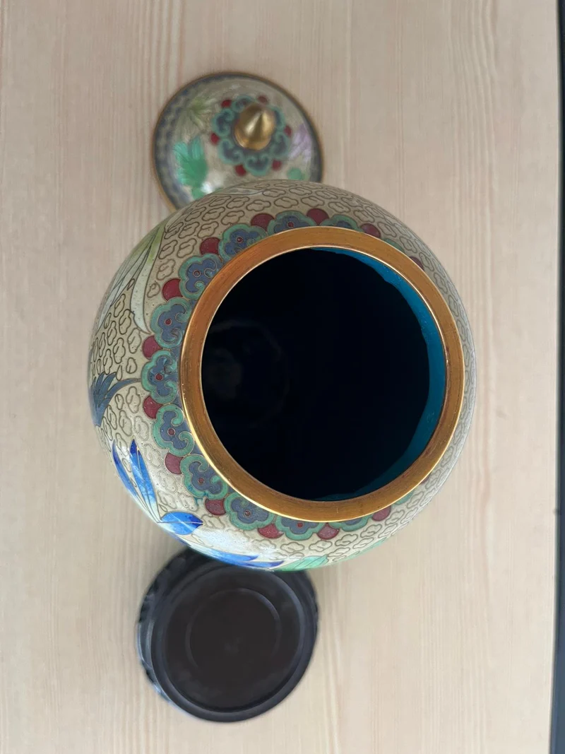 Vase chinois cloisonné à couvercle sur socle