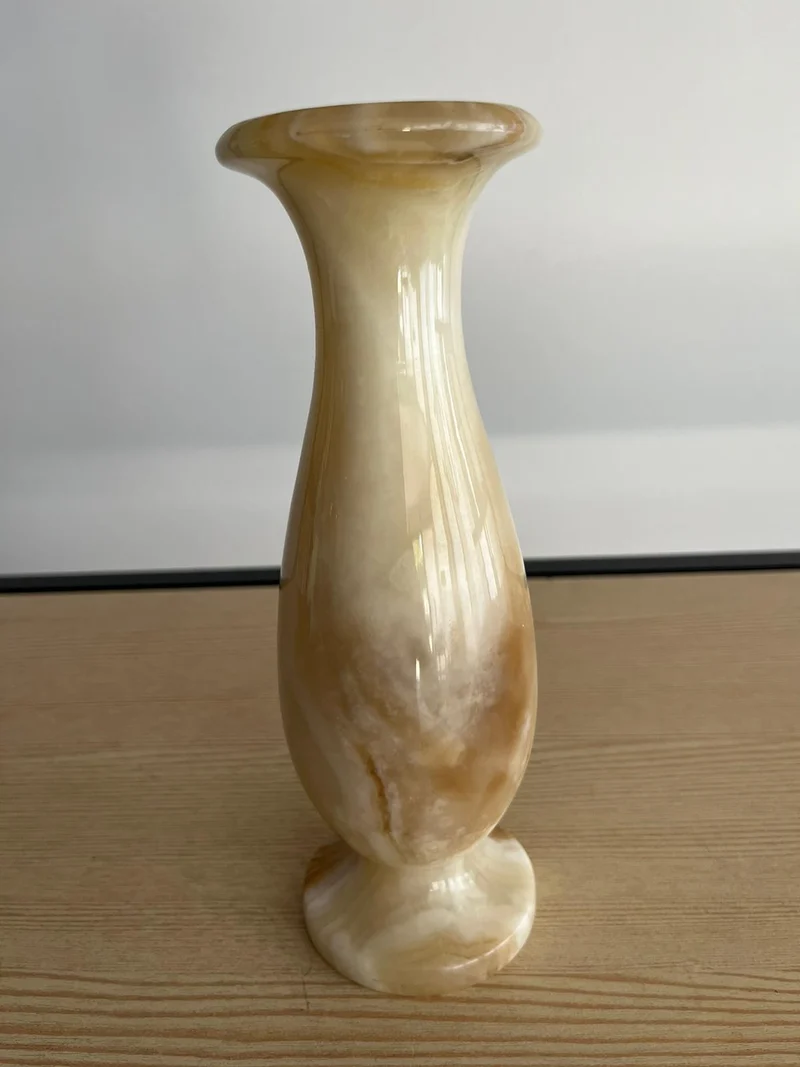 Soliflore décoratif en onyx / albâtre – Veines naturelles beige et miel – H. 20 cm