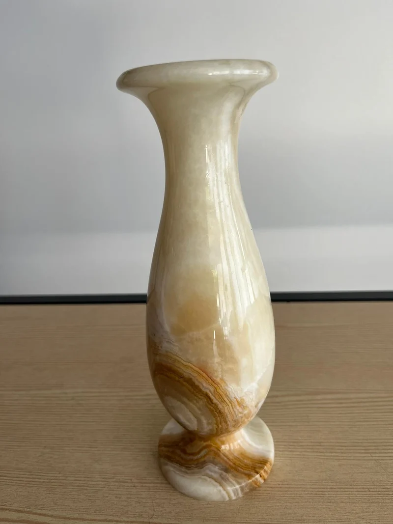 Soliflore décoratif en onyx / albâtre – Veines naturelles beige et miel – H. 20 cm