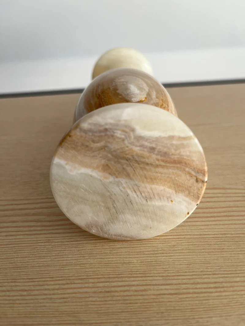 Soliflore décoratif en onyx / albâtre – Veines naturelles beige et miel – H. 20 cm