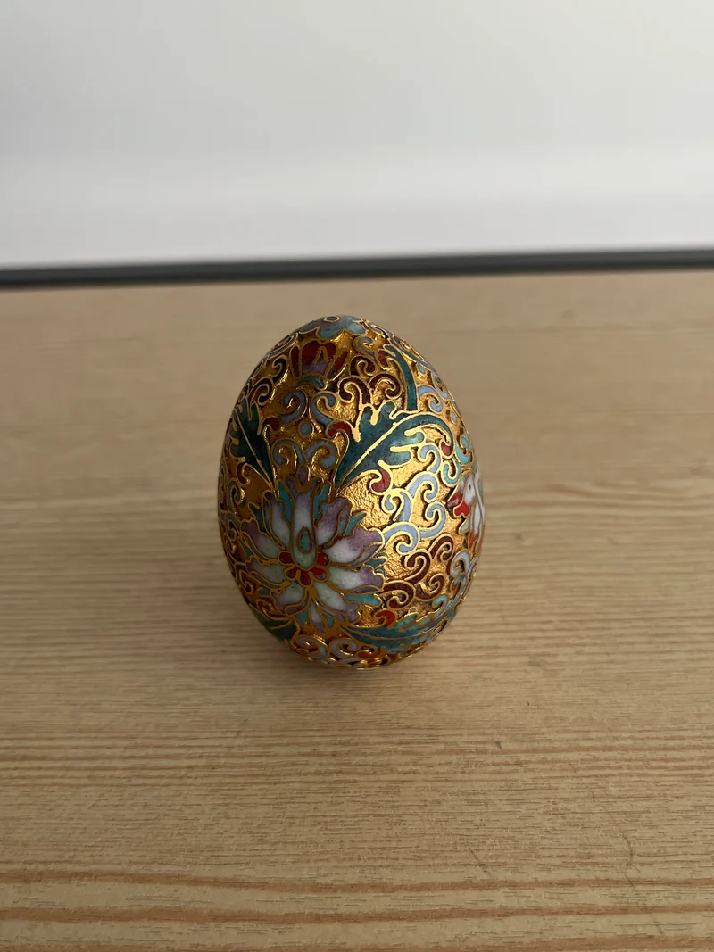 Œuf vintage en métal dorée et émaillé