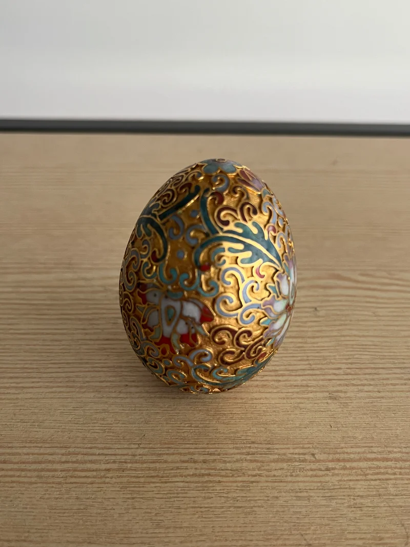 Œuf vintage en métal dorée et émaillé