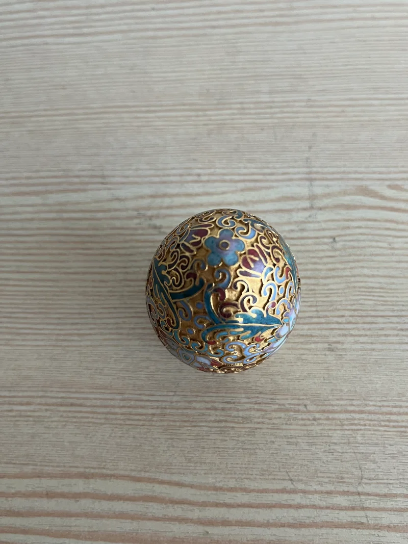 Œuf vintage en métal dorée et émaillé