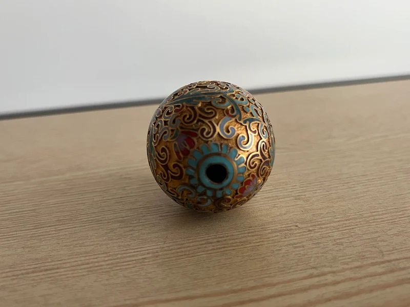 Œuf vintage en métal dorée et émaillé