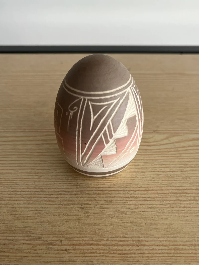 Œuf de poterie amérindienne vintage