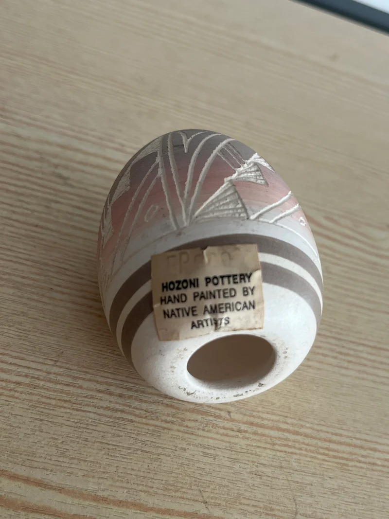 Œuf de poterie amérindienne vintage