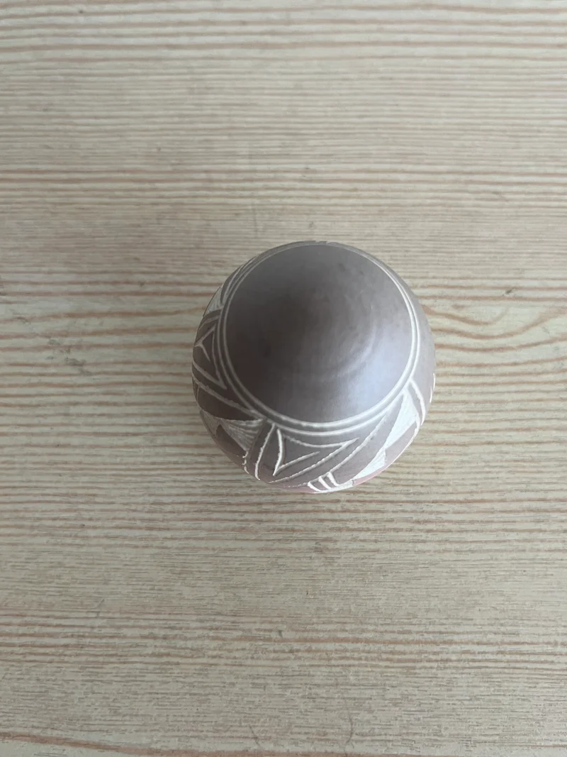 Œuf de poterie amérindienne vintage
