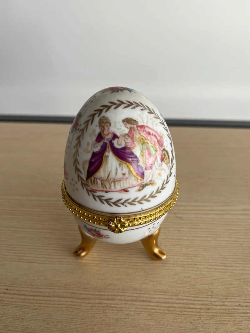 Œuf en porcelaine Limvosges décors de scène galante