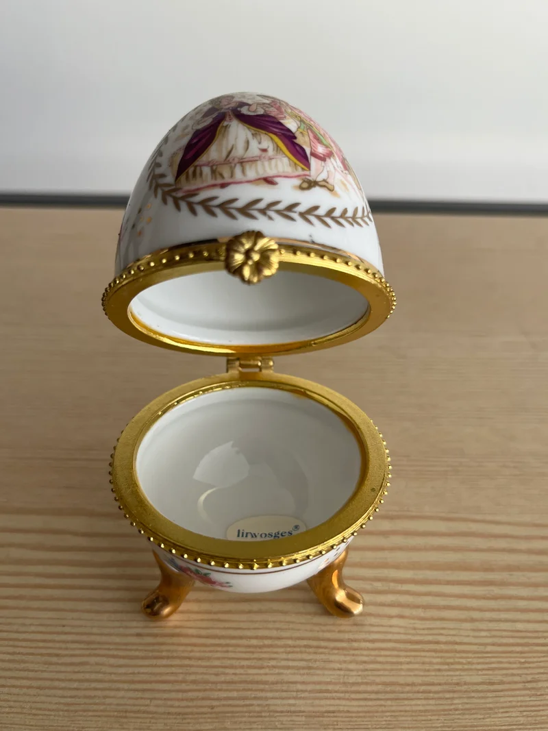 Œuf en porcelaine Limvosges décors de scène galante