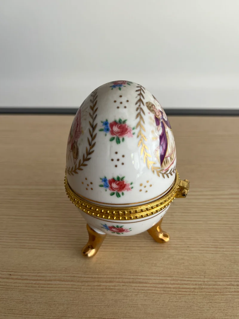 Œuf en porcelaine Limvosges décors de scène galante