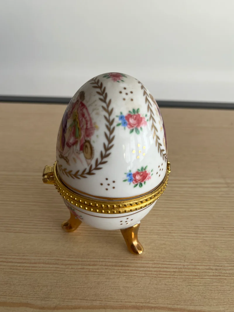 Œuf en porcelaine Limvosges décors de scène galante