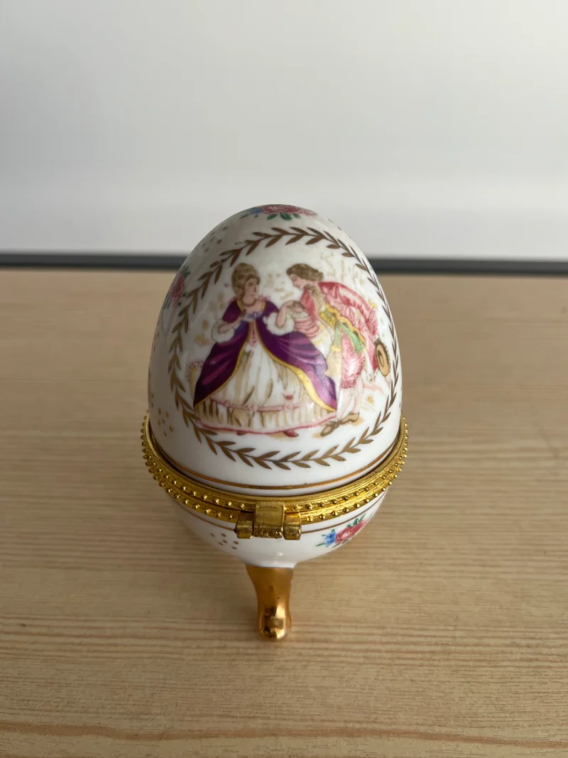 Œuf en porcelaine Limvosges décors de scène galante